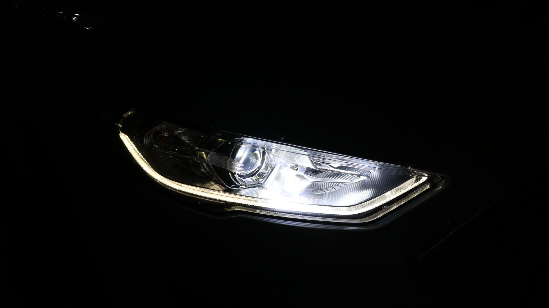 成都車(chē)燈改裝蒙迪歐大燈外觀-天一車(chē)燈
